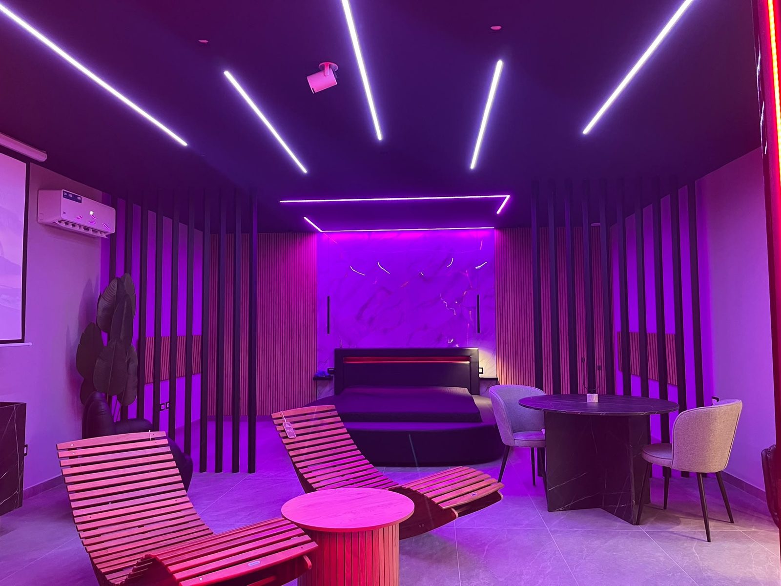 Suite — Letto rotondo e luci LED